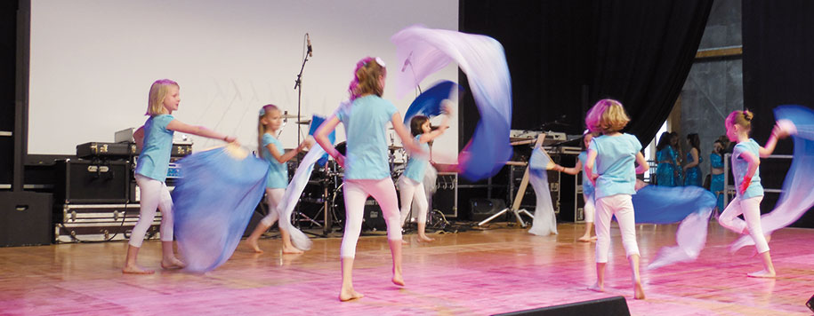 Tanzen und Bewegen – Intuitiv und spielerisch bewegen sich die Kleinsten zu Rhythmen aus aller Welt. image2