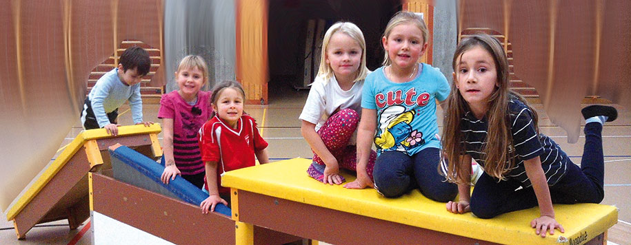 Kinderturnen – austoben, lachen und spielen. Das polysportive Sportprogramm erfreut die Kindergärtler. image3