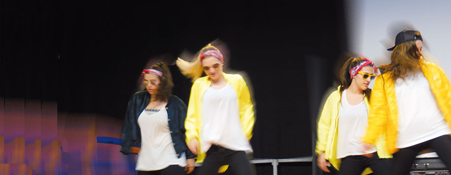 HipHop - Die Jugendlichen tanzen zu zeitgenössischer Musik einfache und anspruchsvollere Choreografien. image4